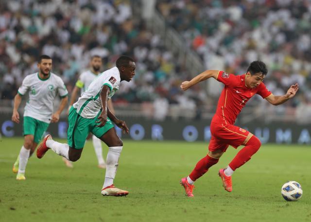 世界杯客户端更新说明-说国足先学比喻：丢里子又丢面子 李铁像应试考生